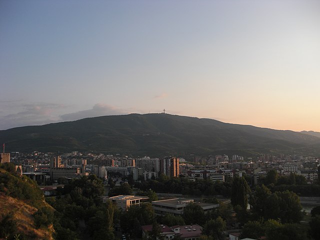PARQUE NACIONAL DO VODNO– MACEDÔNIA DO NORTE -  Criado em 2009 para proteger a biodiversidade e o patrimônio natural da montanha Vodno, próxima à cidade de Escópia. Com florestas densas, trilhas cênicas e áreas para recreação, abriga uma rica flora e fauna, além da Cruz do Milênio, uma das maiores cruzes do mundo, que é seu marco mais emblemático.







-Yemc wikimedia commons 