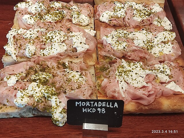 AlÃ©m de recheios de sanduÃ­ches, a mortadela Ã© usada em tortas, pastÃ©is, saladas e atÃ© como cobertura de pizzas.
