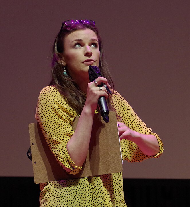 AISLING BEA - Kildare, 16 de março de 1984 - Começou como comediante em 2010 e depois conquistou papéis no cinema e televisão. Destacou-se em This Way Up (2019) e Living with Yourself (2019). Ganhou o BAFTA pela série que coescreveu.

-mattbuck wikimedia commons