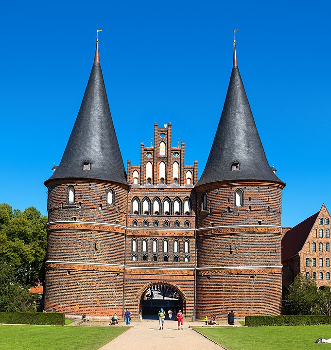 PORTÃO HOLSTENTOR – LUBECA, ALEMANHA
Construído no século XV, servia de fortificação e entrada para a cidade. É um ícone do comércio hanseático medieval.

