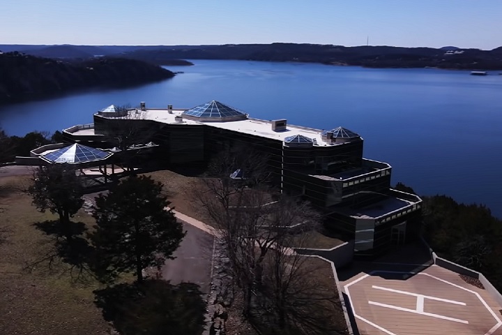 Situada no alto do lago Table Rock, a mansão apresenta uma estética peculiar e ostenta uma ampla variedade de luxos.