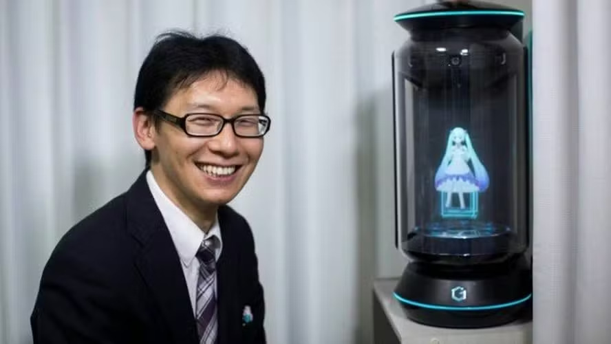 Curiosamente, em junho de 2024, o holograma de Hatsune Miku foi descontinuado pela empresa Gatebox, que decidiu eliminar o avatar. Com isso, Kondo acabou se tornando um 