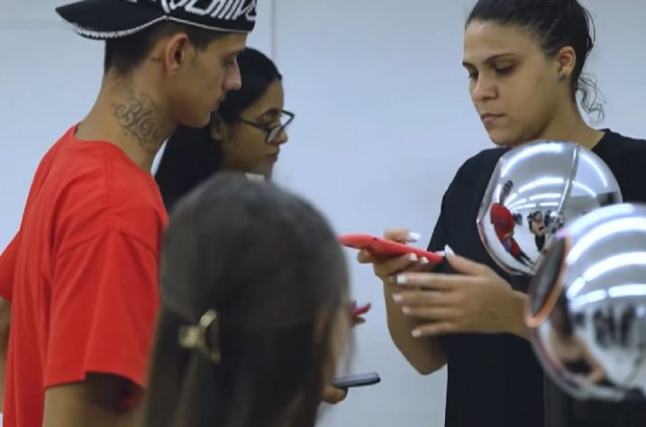 Brasileiros fazem fila para vender íris por R$ 700 