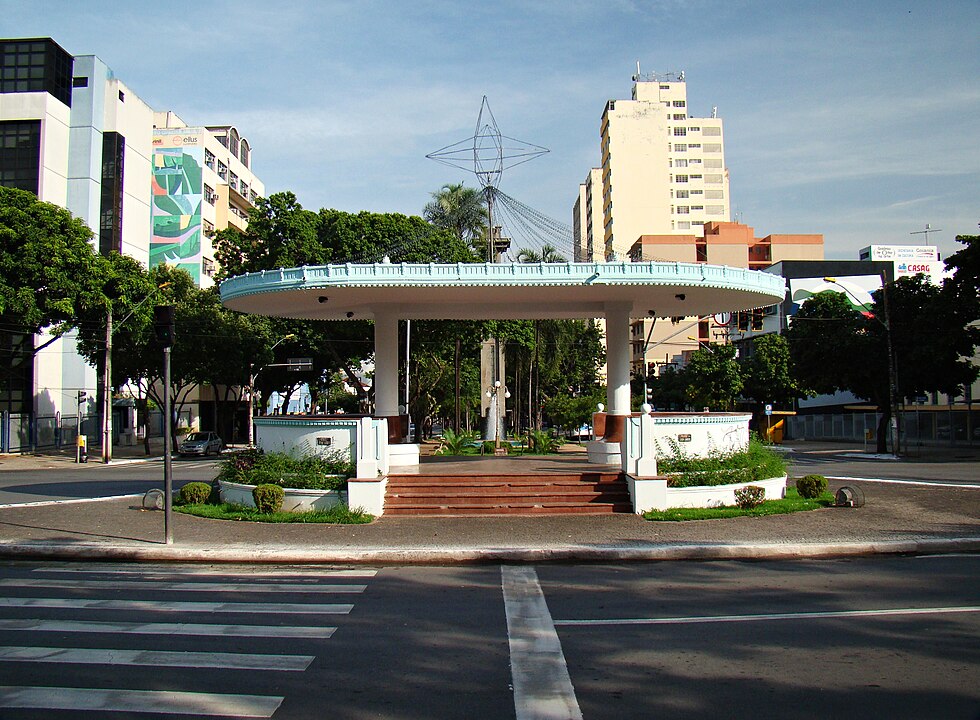 Com um índice de desenvolvimento humano elevado (IDH de 0,799), Goiânia já era reconhecida por oferecer boa qualidade de vida aos moradores, mesmo antes da atual pesquisa.  A cidade tem praças para passeio dos moradores, inclusive com estruturas clássicas, como o coreto na Praça Cívica (foto). 
-Adelano Lázaro - wikimedia commons