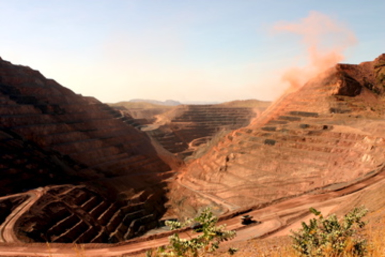 A empresa que mais produz diamantes na Austrália é a Rio Tinto, que operava a famosa mina de Argyle, responsável inclusive pelos raros diamantes rosa. A mina foi fechada em 2020, mas a Rio Tinto ainda é uma das principais empresas no setor de mineração de diamantes.