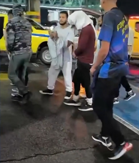 “Foi terrível, vim preso nos braços, nas pernas e na cintura, eles não respeitaram a gente. Bateram em nós. Disseram que iam deixar derrubar o avião e que o nosso governo não era de nada”, relatou Carlos Vinícius de Jesus, de 29 anos.