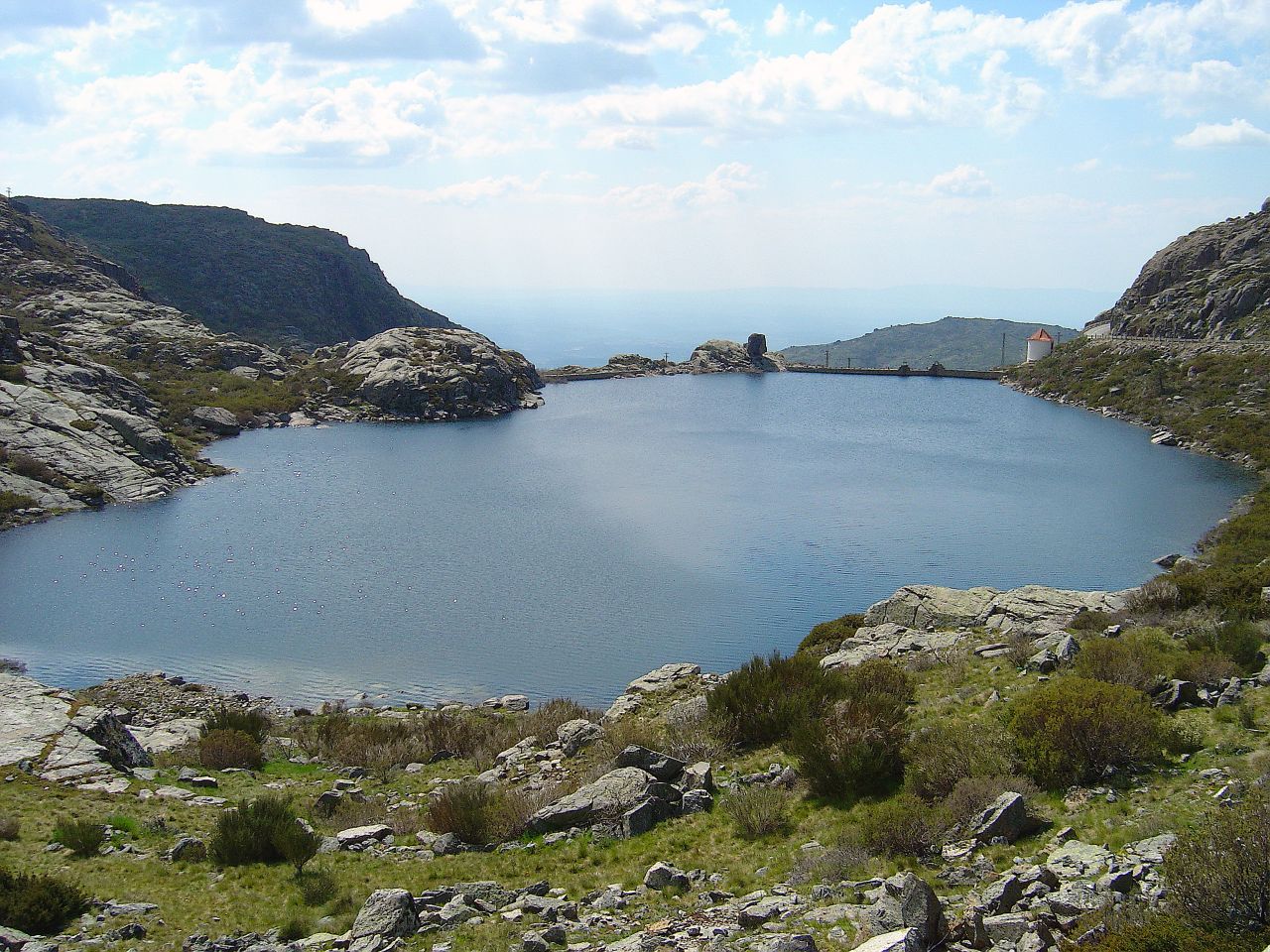 PARQUE NACIONAL DE SERRA DA ESTRELA – PORTUGAL - Criado em 1976, abriga o ponto mais alto de Portugal continental. Seus vales glaciares, pastagens e aldeias históricas são cenários únicos.- Vitor Oliveira wikimedia commons