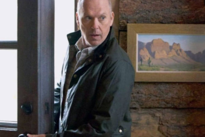Imagine um assassino de aluguel com demência: é Michael Keaton em filme no streaming