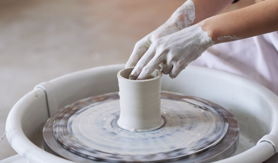 No sÃ©culo XVI, comerciantes portugueses levaram porcelana da China, despertando fascÃ­nio e colecionismo. Eles introduziram a porcelana na Europa
