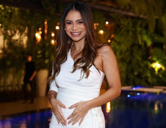 Em outubro de 2024, Lexa anunciou que estava grávida de sua primeira filha, Sofia. A gestação foi marcada por complicações, e a cantora precisou ser internada por conta de um quadro de pré-eclâmpsia.