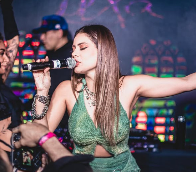 A partir daÃ­, Lexa passou a ser agenciada por Kamilla Fialho, a empresÃ¡ria que tambÃ©m cuidou do inÃ­cio da carreira de Anitta, e foi descoberta pelo produtor Batutinha.