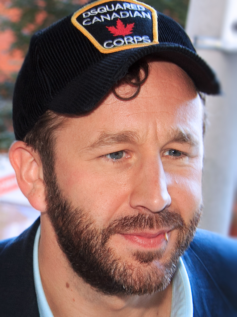 CHRIS O'DOWD - Boyle, 9 de outubro de 1979 - Mais conhecido por sua veia cômica. Estreou em 2003 e ficou famoso por Missão Madrinha de Casamento (2011) e The IT Crowd (série). Recebeu um Emmy Internacional por State of the Union (2019).
-Gordon Correll -  wikimedia commons