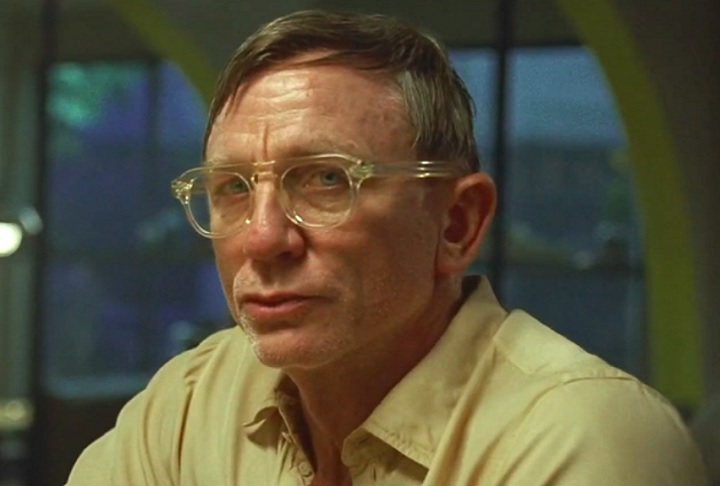 Daniel Craig  (02/03/1968) se tornou mundialmente famoso como James Bond, estrelando cinco filmes da franquia, de "007 - Cassino Royale" (2006) a "007 - Sem Tempo para Morrer" (2021). Também atuou em "Entre Facas e Segredos" (2019) e sua sequência "Glass Onion: Um Mistério Knives Out" (2022).