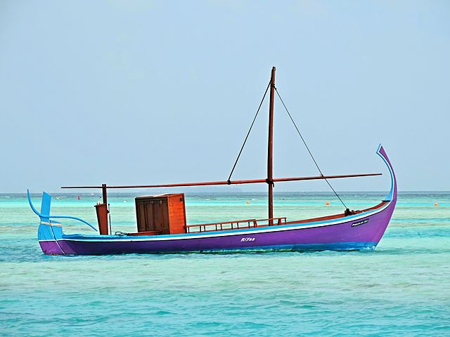 Dhoni - Tradicional das Maldivas, o dhoni é uma embarcação multiuso com velas triangulares e estrutura de madeira. Originalmente usado para pesca, transporte e comércio, hoje também atende ao turismo, oferecendo passeios em águas cristalinas.
