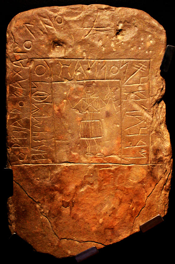 Especialistas em decifração incluem linguistas, arqueólogos e epigrafistas, que estudam símbolos e contextos históricos. Além disso, criptógrafos e matemáticos também são convocados para lidar com mensagens cifradas.