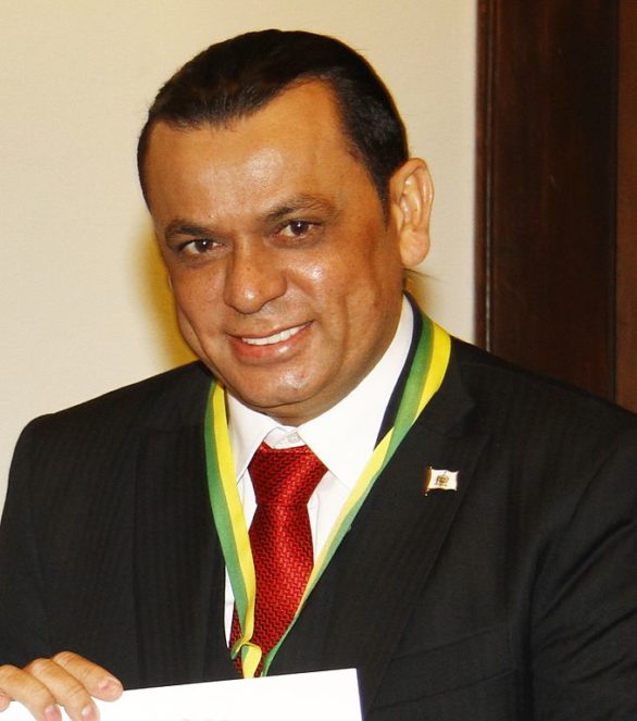 <p>Frank Aguiar: O “Cãozinho dos Teclados” iniciou sua carreira política em 2003, pelo Partido dos Trabalhadores (PT). Em 2006, foi eleito deputado federal por São Paulo pelo PTB. Posteriormente, tornou-se vice-prefeito de São Bernardo do Campo ao lado de Luiz Marinho (PT).</p>
