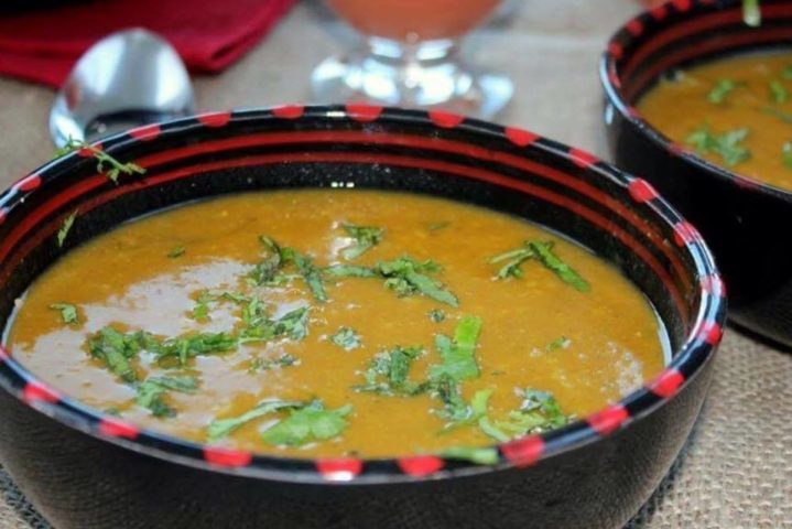 Harira (Marrocos) – Sopa de tomate, lentilha, grão-de-bico e carne, temperada com gengibre, açafrão e coentro, muito nutritiva e consumida no Ramadã.
