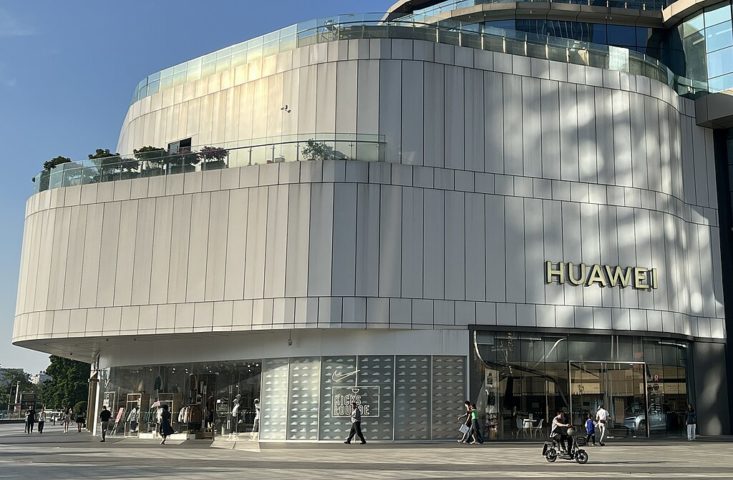 Chinesas como Huawei, Tencent e Alibaba também têm seus planos em andamento, todos impulsionados pelo avanço do 5G, que oferece maior eficiência e menor tempo de resposta, facilitando o funcionamento de cidades inteligentes