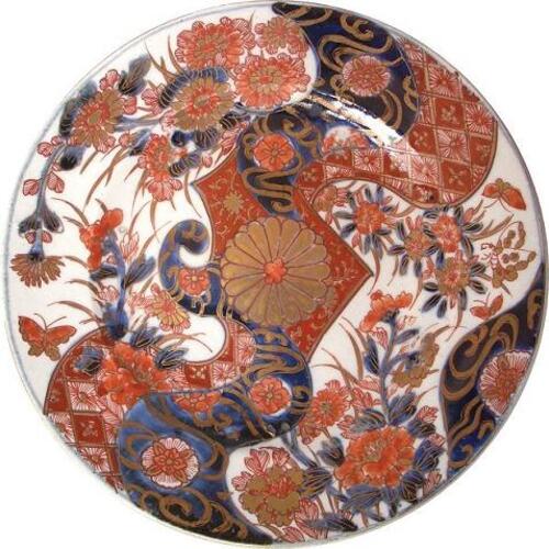 No século XVII, o Japão inovou com porcelana Imari, famosa pelos motivos coloridos e intricados. Esta porcelana era muito popular na Europa desde 1650, quando a Companhia Holandesa das Índias Orientais a importou da cidade de Arita. 
