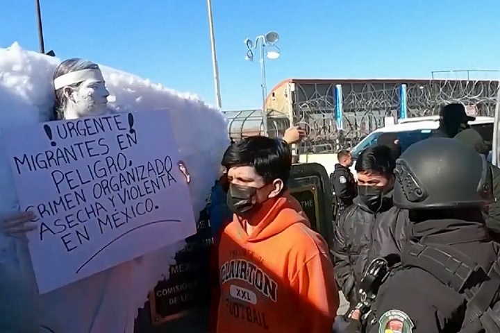 Sob o governo Biden, essa medida tinha restriÃ§Ãµes. Aqueles que entravam por via terrestre, por exemplo, sÃ³ podiam ser alvos da deportaÃ§Ã£o expressa se fossem detidos a atÃ© 160 km da fronteira e estivessem no paÃ­s hÃ¡ menos de 14 dias.