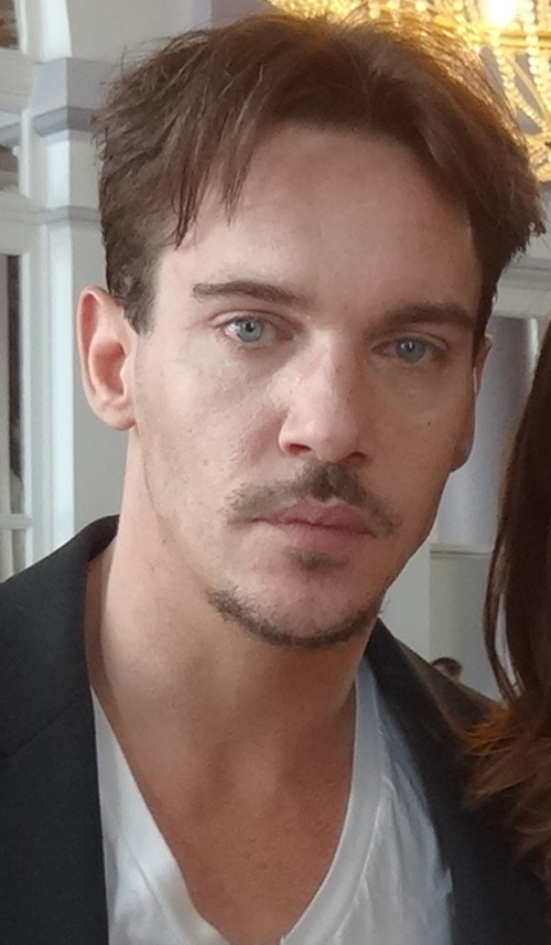 JONATHAN RHYS MEYERS- Dublin, 27 de julho de 1977 - Ganhou notoriedade com Velvet Goldmine (1998) e Match Point (2005). Venceu o Globo de Ouro por  Elvis (2005) e foi indicado ao Emmy pelo mesmo trabalho. - -Elen Nivrae wikimedia commons