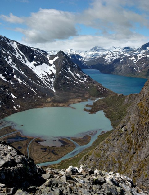 PARQUE NACIONAL DE JOTUNHEIMEN – NORUEGA - Fundado em 1980, é um paraíso alpino com as montanhas mais altas da Noruega, como o Galdhøpiggen. Com inúmeros lagos, glaciares e trilhas, é ideal para esportes de montanha e observação da vida selvagem.-Jack R. Johanson  wikimedia commons