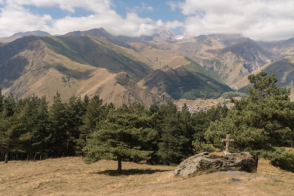 PARQUE NACIONAL DE KAZBEGI – GEÓRGIA - Fundado em 1976, abrange os picos majestosos do Cáucaso e é ideal para caminhadas e escaladas. É famoso pelo Monte Kazbek e igrejas remotas.
-Alexey Komarov wikimedia commons 