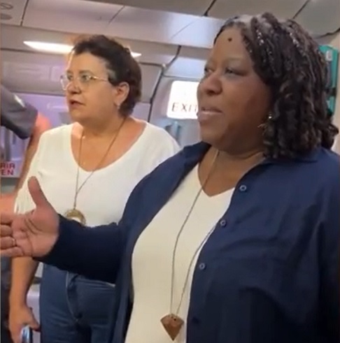 A ministra dos Direitos Humanos, Macaé Evaristo, que recebeu os brasileiros deportados no Aeroporto Internacional de Belo Horizonte, anunciou a criação de um posto de atendimento humanitário no local, caso o número de deportados aumente.