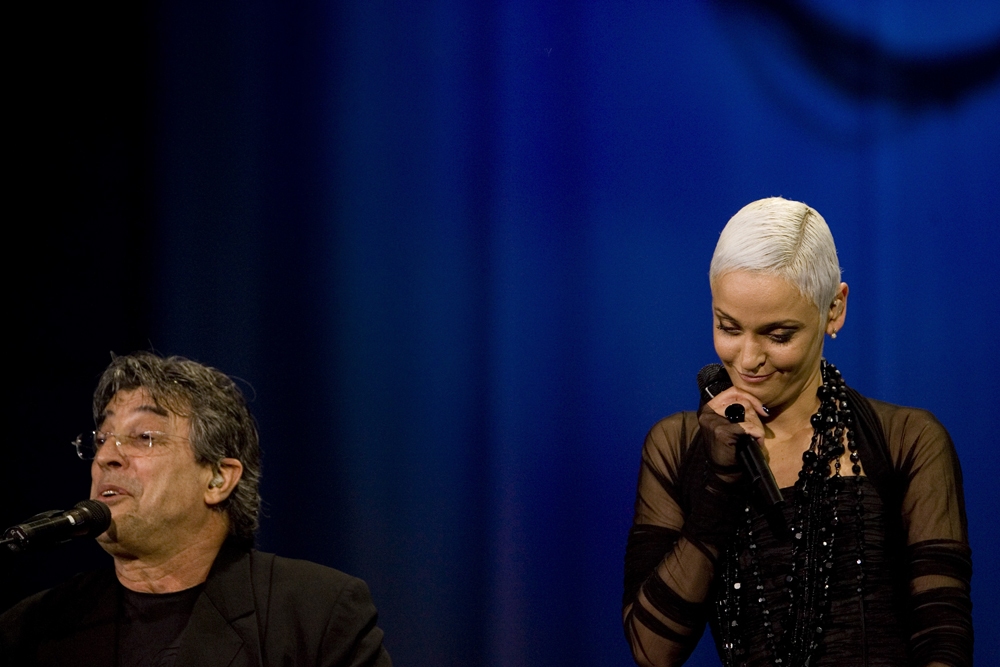 Suas músicas, carregadas de harmonia sofisticada e letras profundas, são respeitadas por músicos ao redor do mundo, inspirando novos talentos na música internacional. Na foto, Ivan ao lado da fadista portuguesa Mariza.-José Goulão wikimedia commons