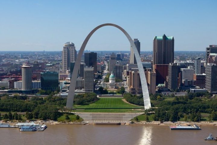 St. Louis, outra importante metrópole, é famosa pelo Gateway Arch, um marco que simboliza a expansão para o oeste dos EUA.