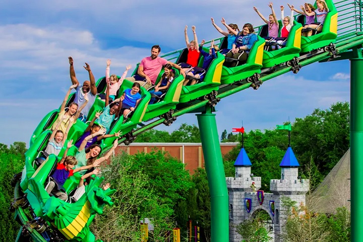 Outras atrações muito aguardadas são a montanha-russa The Dragon — conhecida de outros parques da Lego — e a inovadora Big Lego Coaster — esta deixará os visitantes de cabeça para baixo.