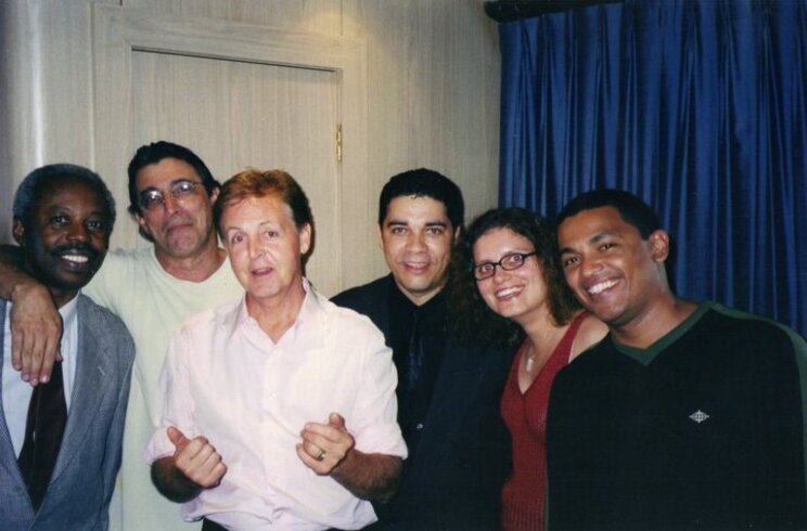 O reconhecimento de Ivan Lins no exterior é tão grande que seus shows foram vistos por verdadeiros mitos da música internacional. Na foto,  Ivan Lins no Blue Note de Nova Iorque recebe no camarim a visita de Paul McCartney, que assistiu ao show e levou discos para o cantor brasileiro autografar.-Gemini wikimedia commons