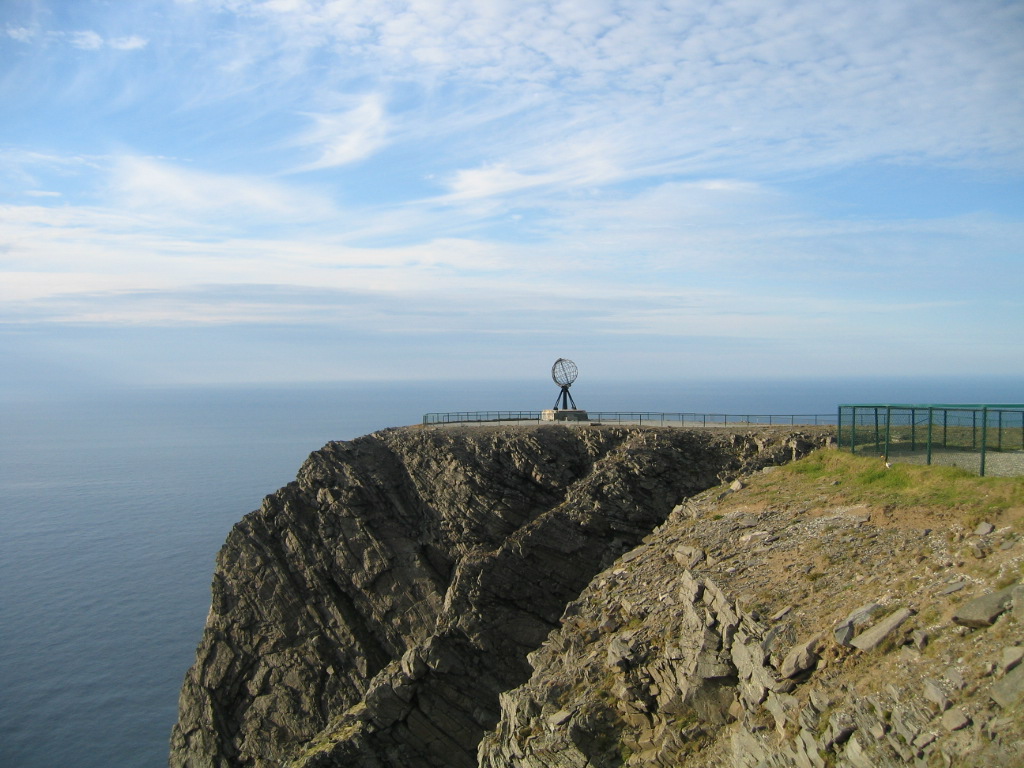 O Cabo Norte, na Noruega, é conhecido como o ponto mais ao norte da Europa. Tem 307 m de altura sobre o mar da Noruega e mar de Barents.
-ZorroIII wikimedia commons