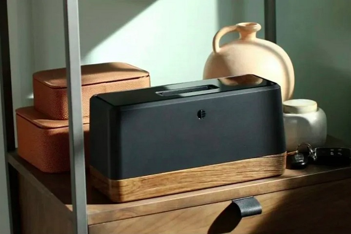 Embora tenha a aparência de uma torradeira, o Swippitt Hub não esquenta pães. Para conseguir carregar um celular nele, o aparelho precisa de uma capa especial compatível com o dispositivo.