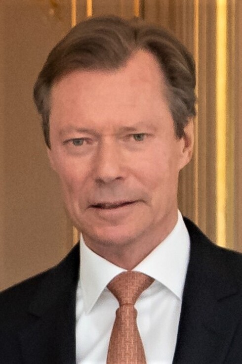 O GrÃ£o-Duque Ã© Henri, enquanto o Primeiro-Ministro, hoje Xavier Bettel, chefia o governo. O GrÃ£o-Duque tem papel cerimonial e sanciona formalmente as leis.-claude piscitelli -  wikimedia commons