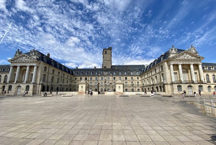 Um dos pontos turísticos mais emblemáticos é o Palácio dos Duques de Borgonha, que abriga o Museu de Belas Artes, com uma vasta coleção de artefatos históricos e pinturas.