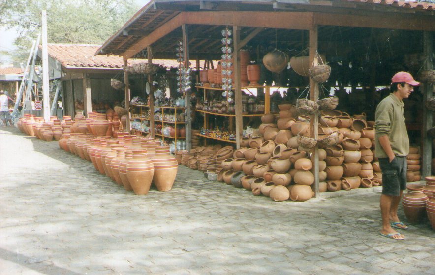 Panelas de barro - Pernambuco - Feitas especialmente em cidades como Caruaru, são uma verdadeira expressão da tradição do artesanato pernambucano. A cerâmica é modelada manualmente e utilizada no preparo de comidas típicas, sendo símbolo da culinária e da cultura do estado.
