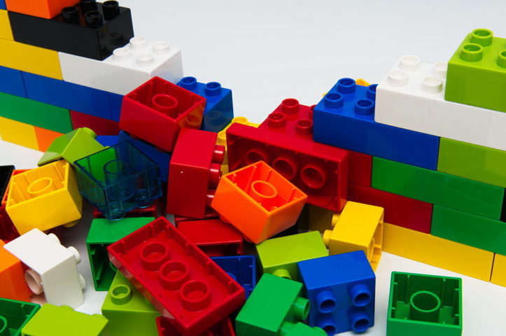 O sistema de encaixe dos blocos, patenteado em 1958, foi revolucionário e permitiu que as peças de diferentes conjuntos fossem compatíveis, ampliando as possibilidades de construção. 