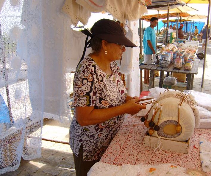 A técnica de trançar fios com pequenos bilros é uma prática passada de geração em geração. Faz parte de uma atividade que reforça o orçamento de famílias com base na tradição local. 