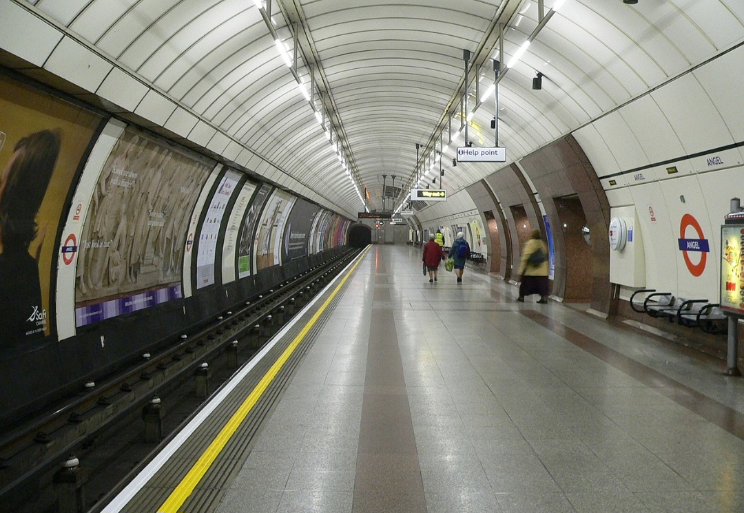 O metrô de Londres, inaugurado em 1863, foi o primeiro sistema subterrâneo de transporte do mundo.
-Chris McKenna wikimedia commons 