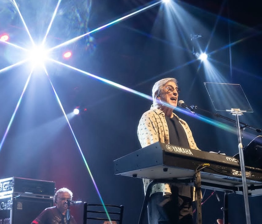 Ivan Lins ganhou destaque com músicas que abordam o amor, temas sociais e sentimentos universais, conquistando diferentes gerações. Ele também é excelente pianista. Toca o instrumento desde os 18 anos de idade. -Ivan Lins Instagram