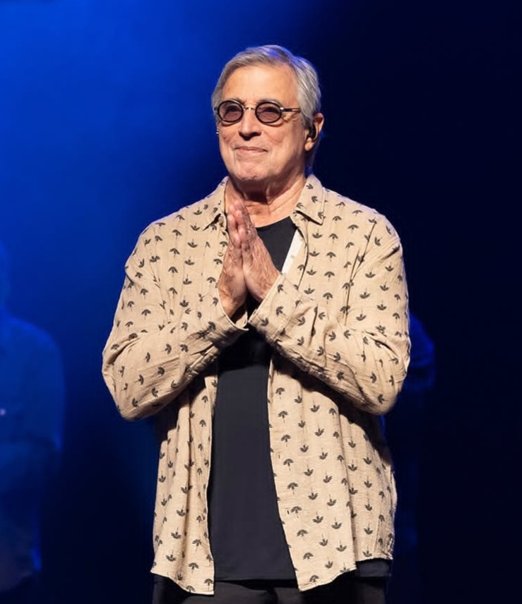 Ivan Lins disse dirante entrevista ao programa "Provoca", da TV Cultura, que tem mais de 900 mil ouvintes mensais no Spotify, mas a renda é muito baixa nesse sistema. "Se fosse na época dos CDs, eu poderia venbder pelo menos 80 mil cópias de CDs e sobreviver com isso, sendo remunerado justamente. Agora n~çao tem mais CD". -Ivan Lins Instagram