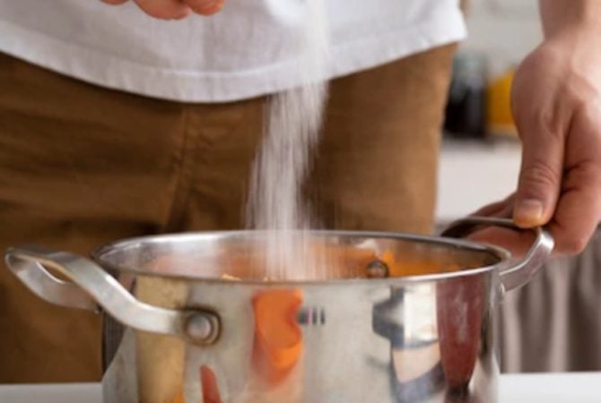 Sal demais é ‘veneno’: veja os efeitos do sódio no organismo e opções para sua dieta