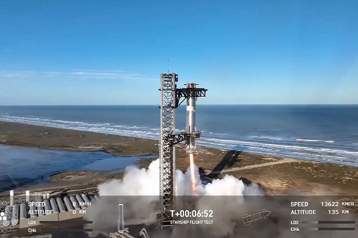 O foguete Super Heavy, por sua vez, completou seu retorno à plataforma de lançamento aproximadamente sete minutos após a decolagem, seguindo o plano previsto. -reprodução/spacex