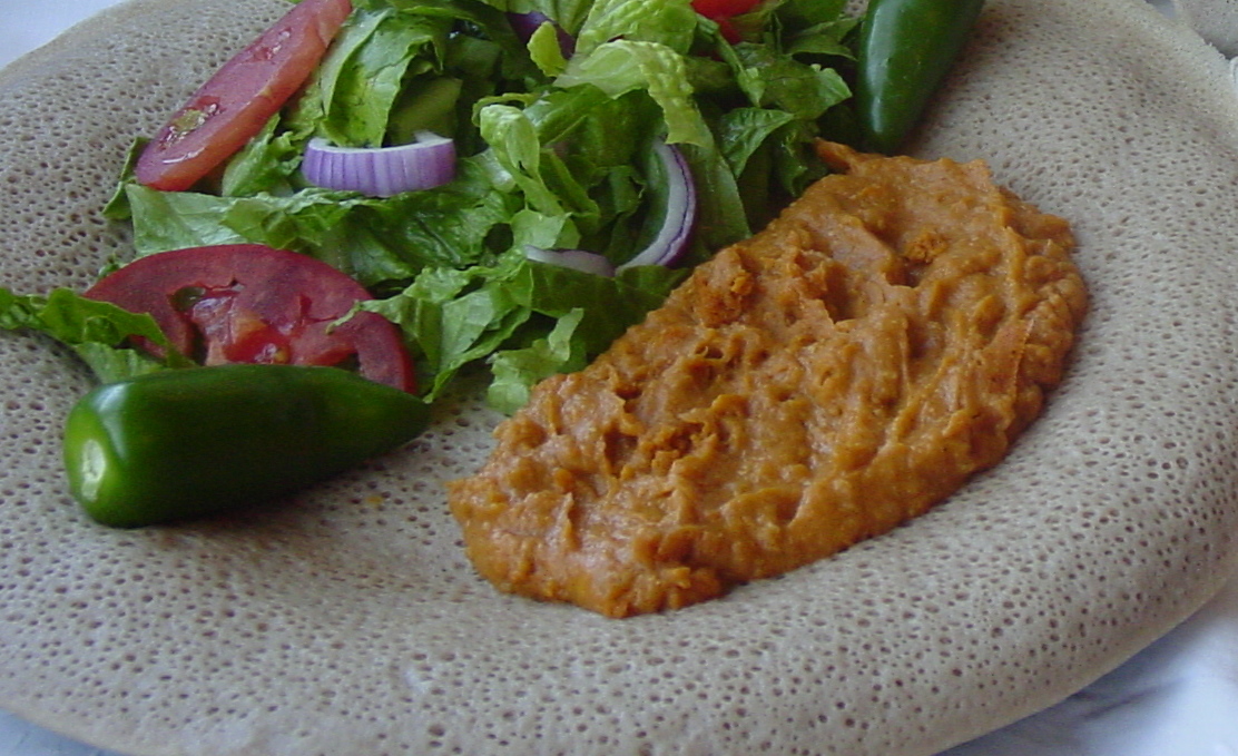 Etiópia - Shiro Wat: Um prato vegetariano à base de farinha de grão-de-bico, com sabor marcante e picante, também usando berbere.
