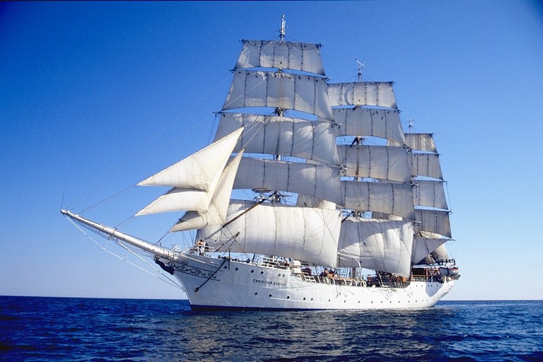 Veleiro - Amplamente usado em várias culturas, desde lazer e esportes até travessias oceânicas. Funciona com velas que captam o vento, tendo modelos variados, como monocabines ou catamarãs. É valorizado por sua autonomia e interação com a natureza.

