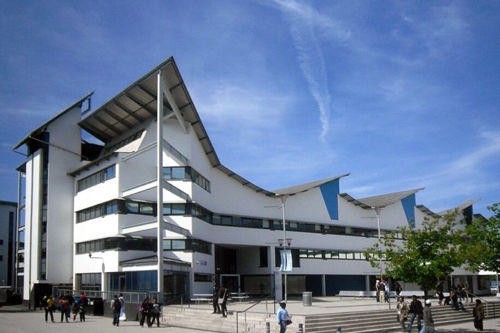 Ainda jovem, ela estudou psicologia e performance musical na Universidade de East London.