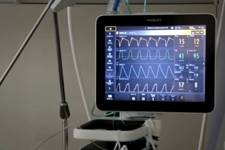 A infecção é mais comum nos primeiros anos de vida, com reinfecções frequentes. O vírus é transmitido por gotículas respiratórias, contato próximo ou superfícies contaminadas.-reprodução/tv record