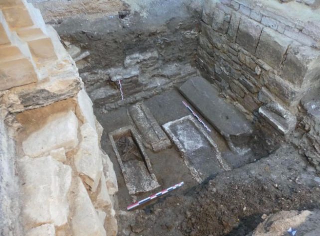Arqueólogos descobrem túmulos e sarcófagos do século 6 em igreja da França