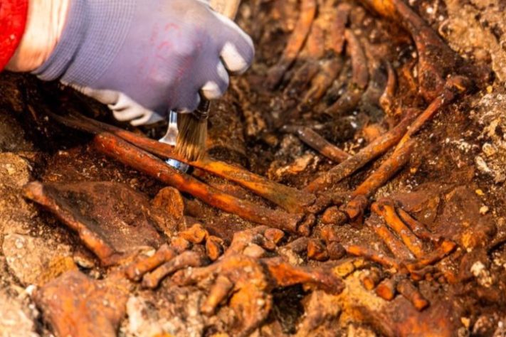 Arqueólogos descobrem túmulos e sarcófagos do século 6 em igreja da França
